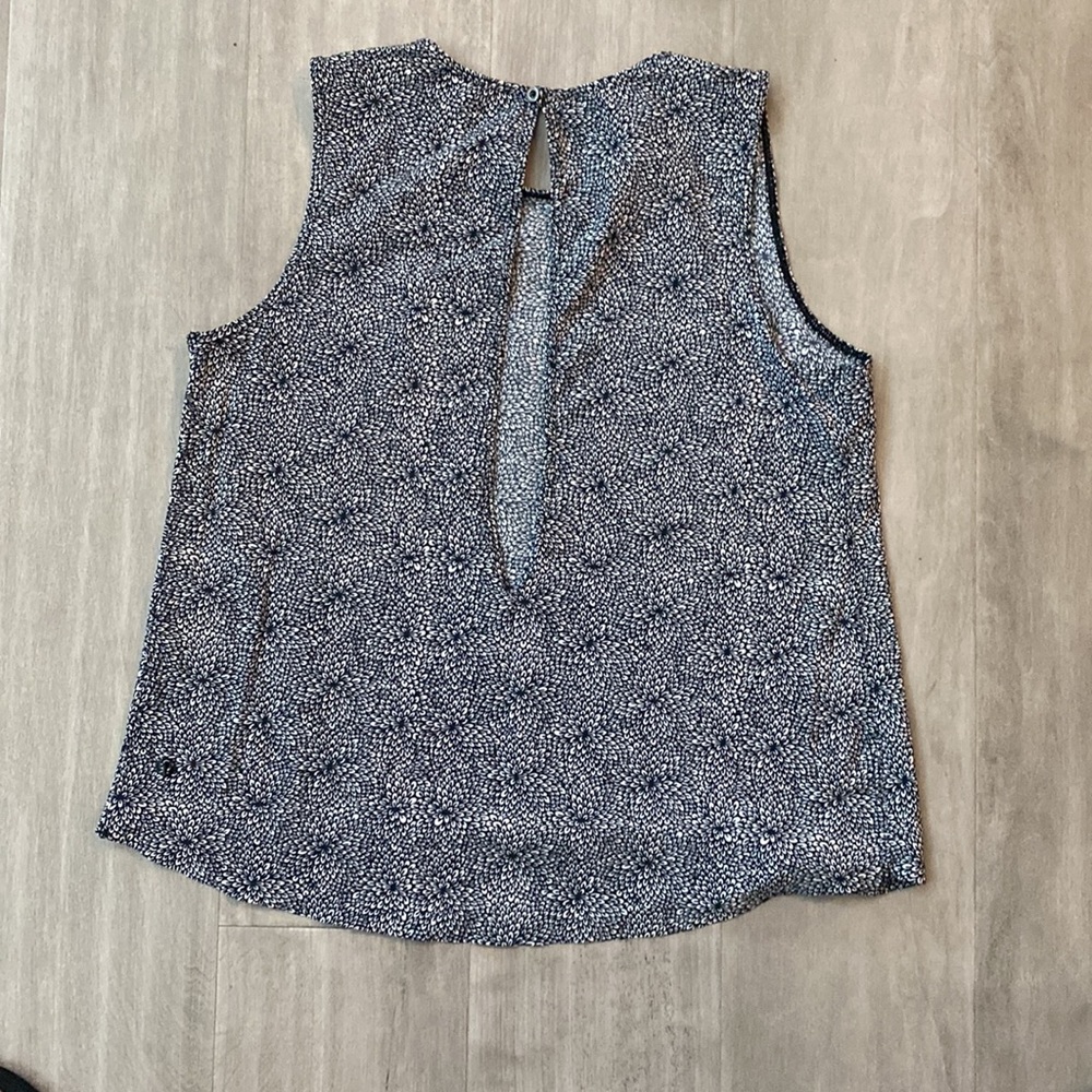 Lululemon floral tank with open back. Size 6 - Picture 2 of 4